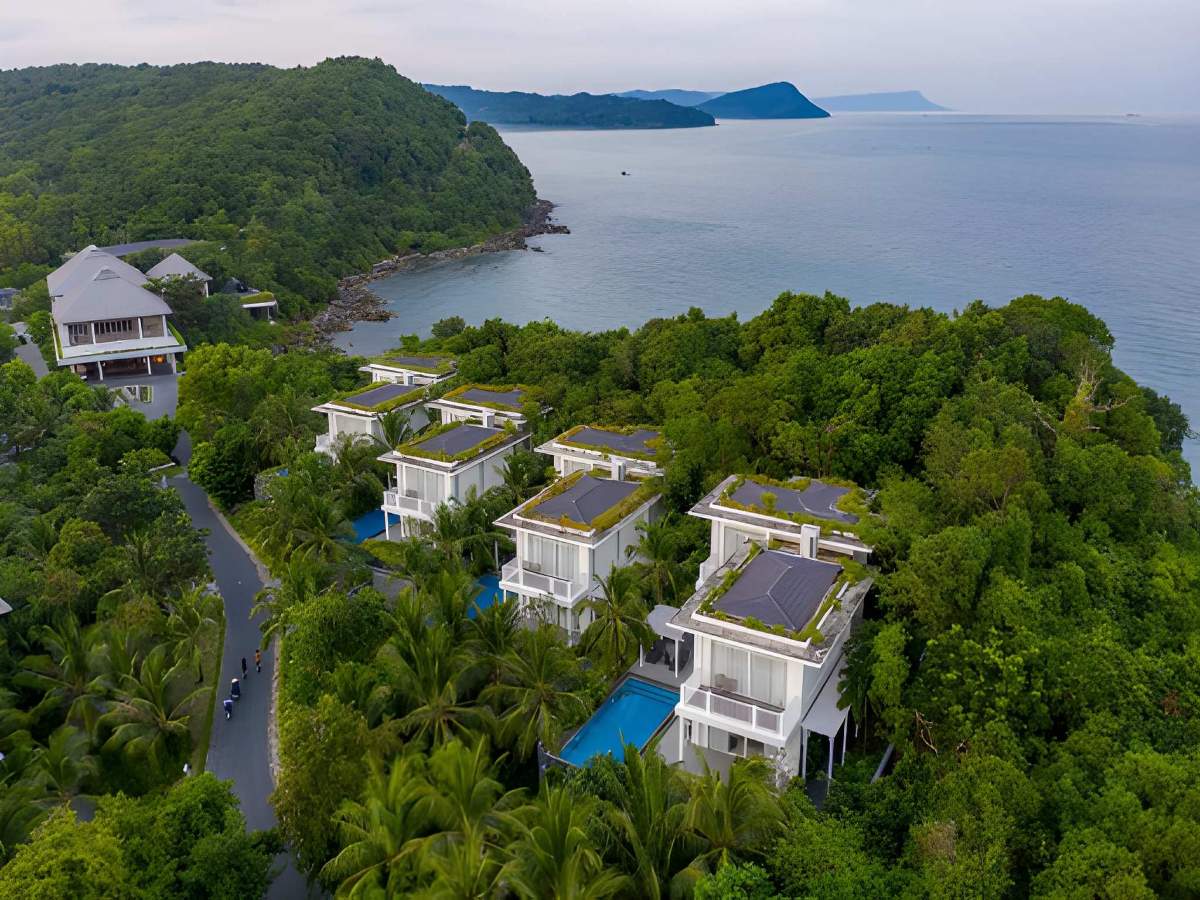 Resort bãi Trường với không gian nghỉ dưỡng ven biển cao cấp.