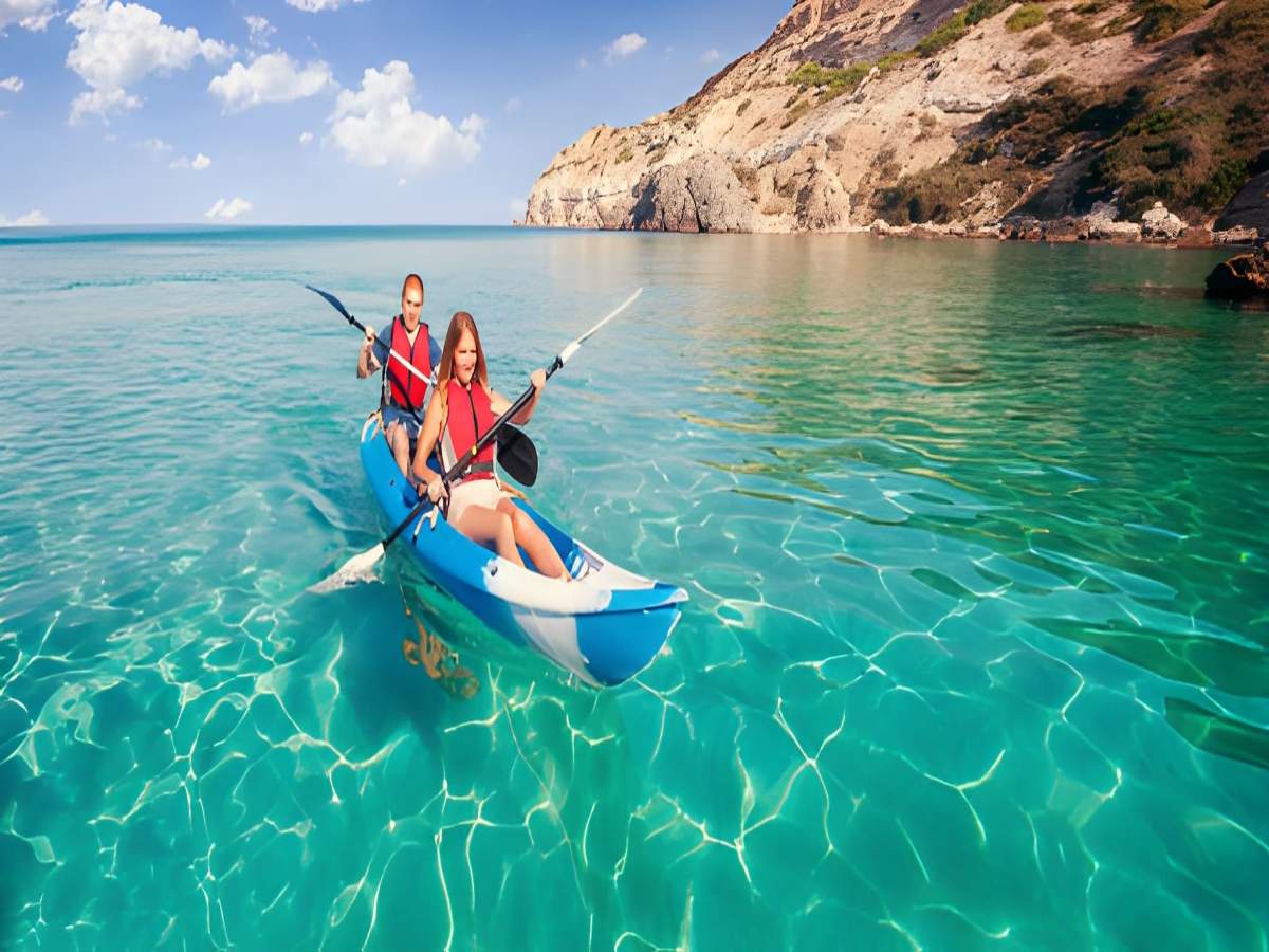 Du khách chèo kayak tại bãi Vũng Bầu với biển êm.