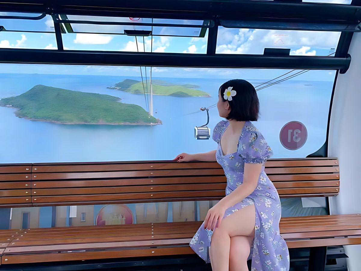 Du khách đi cáp treo Hòn Thơm ngắm toàn cảnh biển đảo.