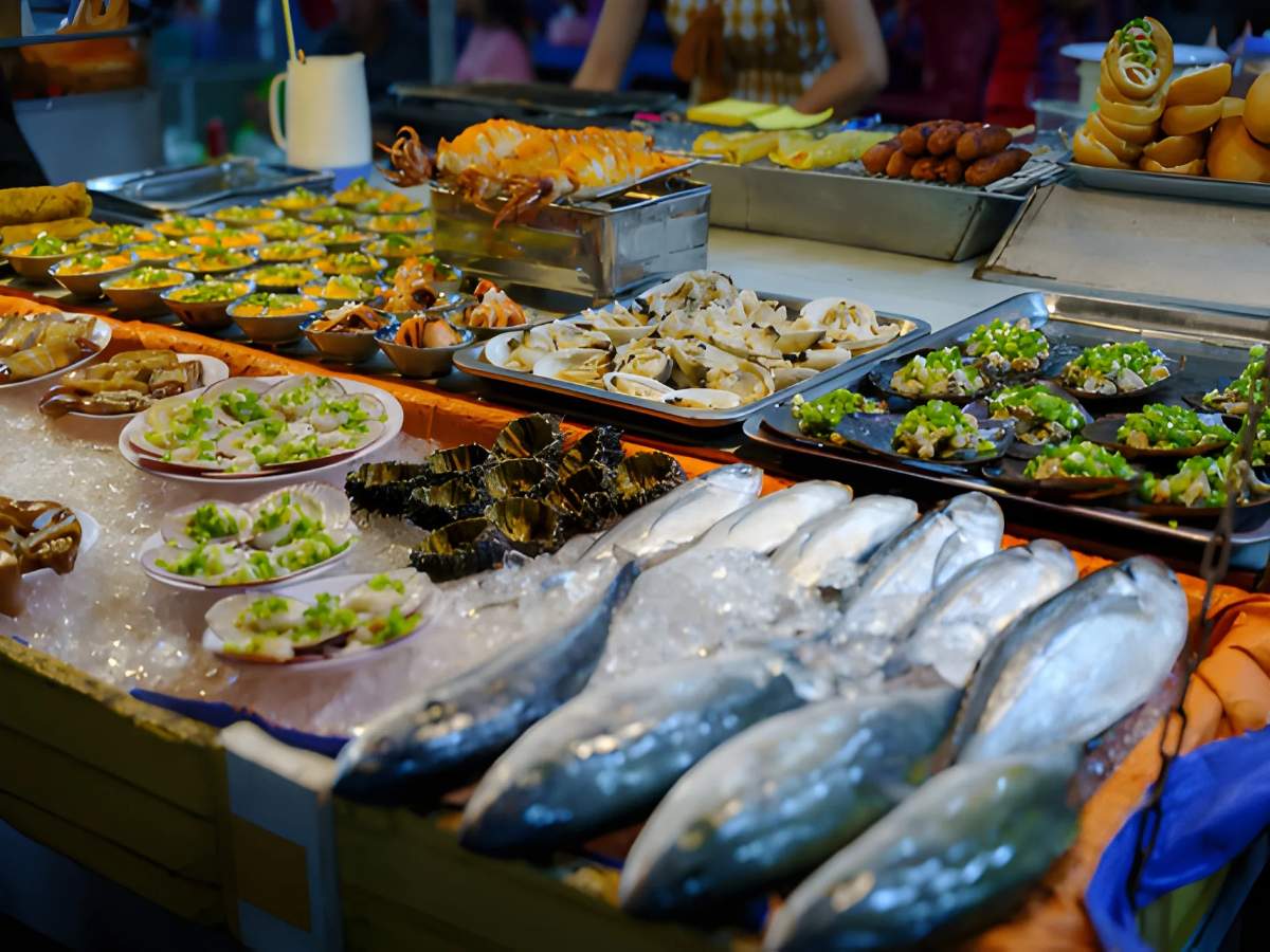 Không gian nhà hàng ven biển với thực đơn đa dạng.