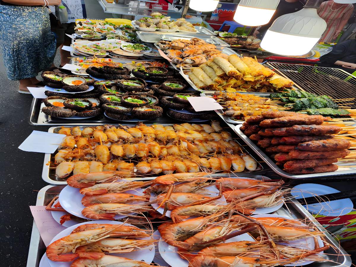 Hải sản tươi sống phục vụ tại nhà hàng ven biển.