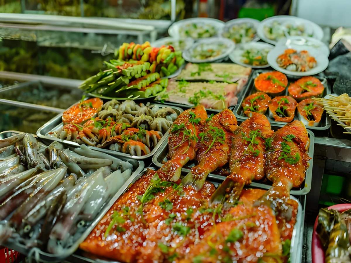 Du khách thưởng thức ẩm thực quốc tế tại khu du lịch. 