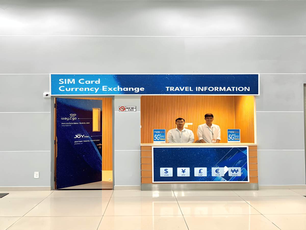 Du khách mua sim 4G tại sân bay Phú Quốc. 