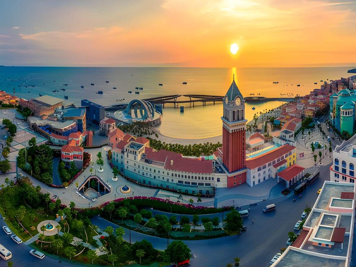 Tham quan thị trấn Hoàng Hôn với kiến trúc Địa Trung Hải.