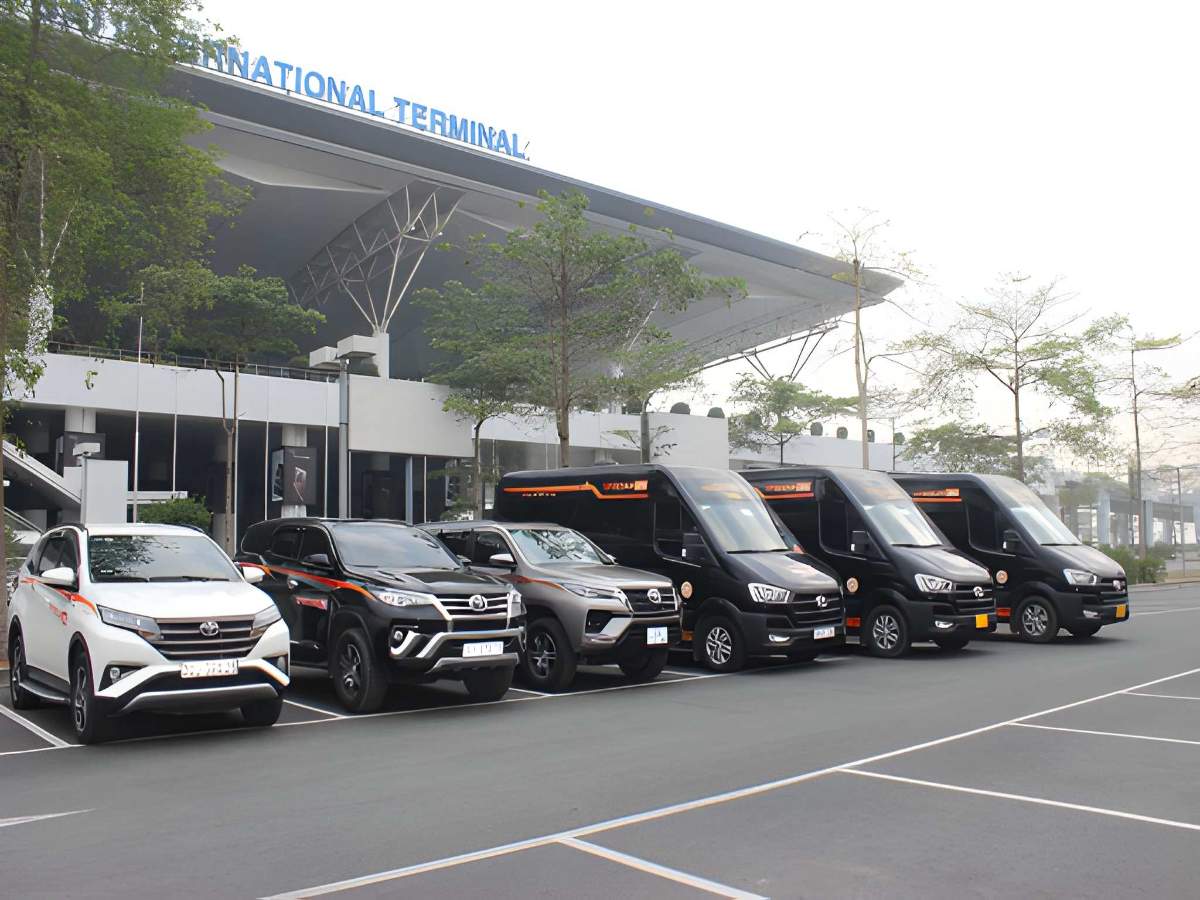 Tùy nhu cầu du khách có thể chọn taxi, xe công nghệ hoặc dịch vụ đưa đón riêng.