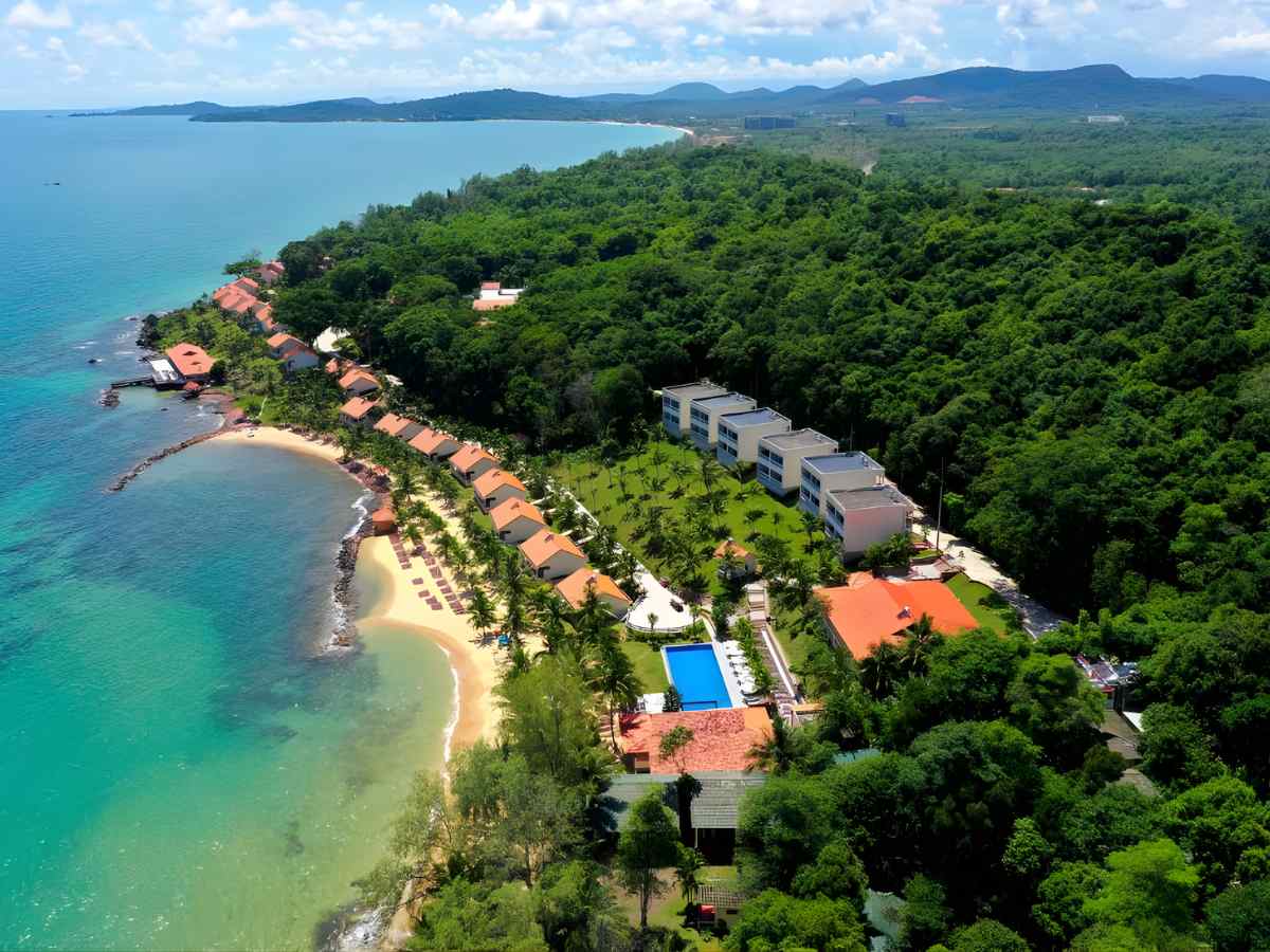 Những khu nghỉ dưỡng tại resort bãi Ông Lang thường tận dụng yếu tố thiên nhiên. 