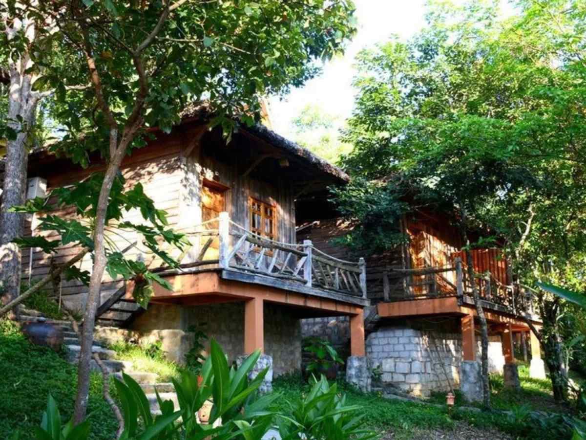Ancarine Beach Resort được thiết kế có ban công hướng vườn và hướng biển.