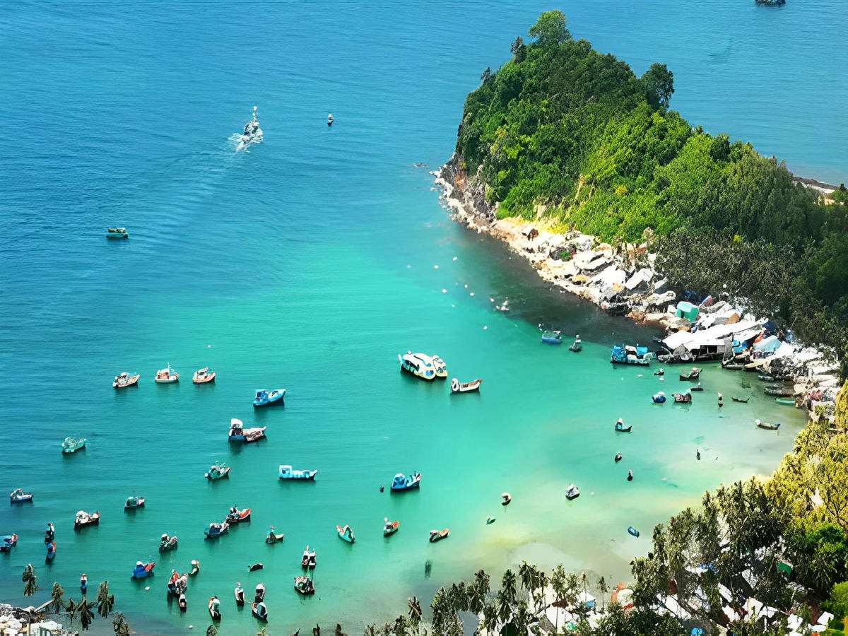 Đoàn tàu, thuyền đông đúc bắt đầu hành trình tham quan đảo.