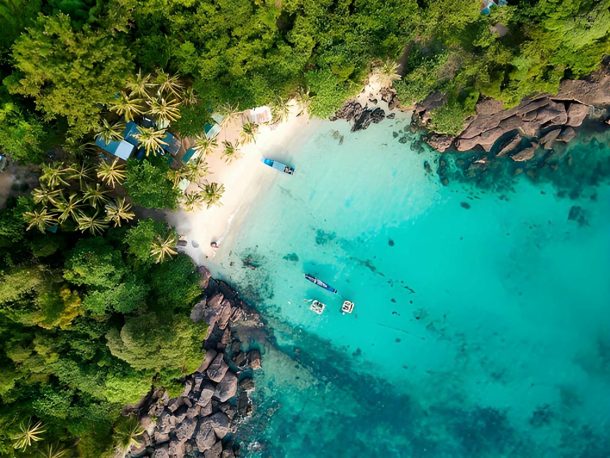 Khung cảnh hoang sơ bình yên khi chèo SUP tại hòn Móng Tay.