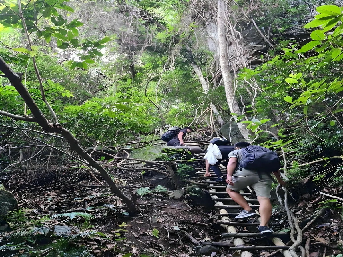 Du khách vượt qua những vách đá dốc trong hành trình trekking Tiên Sơn. 