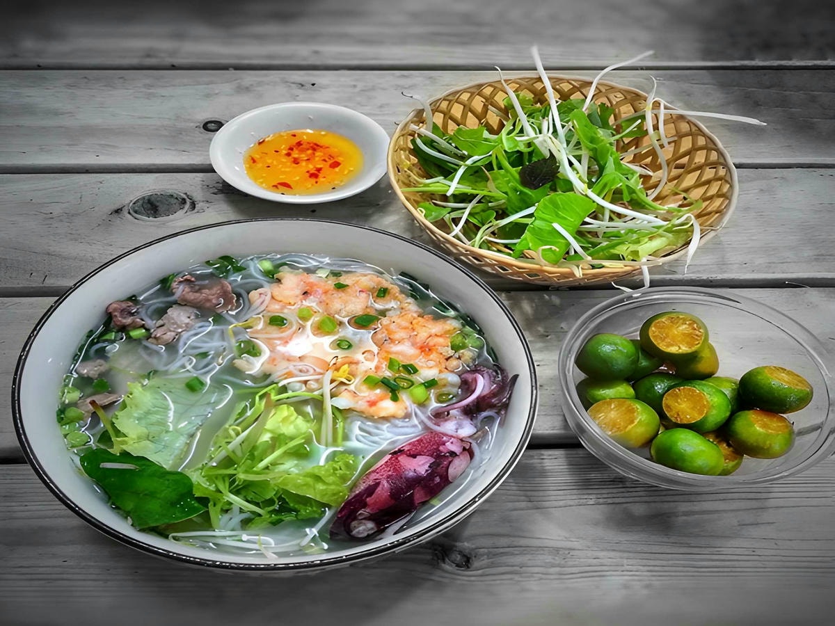 Cận cảnh tô bún quậy Kiến Xây nóng hổi đặc sản Phú Quốc. 