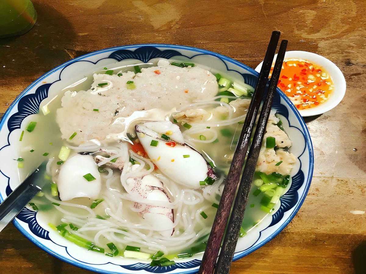 Tô bún quậy Kiến Xây gốc với chả tôm cá tươi quậy đều