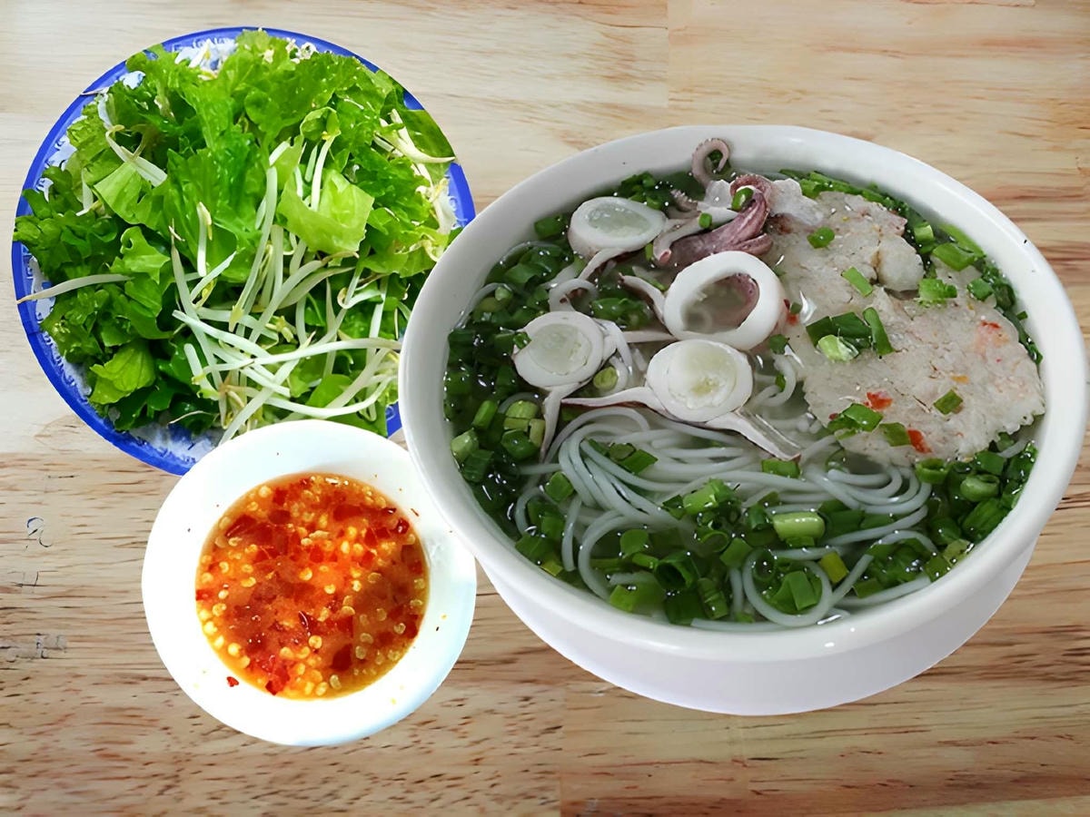 Thực khách tự tay pha nước chấm bún quậy theo khẩu vị riêng.