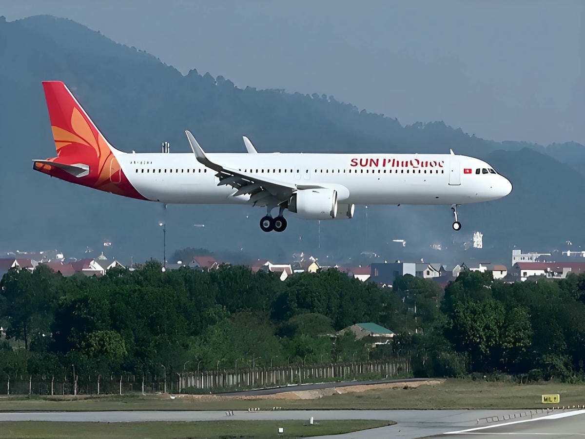 Máy bay Sun PhuQuoc Airways hiện đại hạ cánh tại sân bay Phú Quốc. 