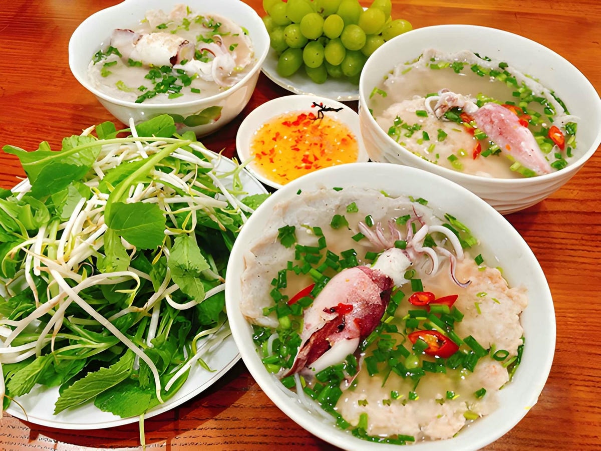 Tô bún quậy thập cẩm đầy đặn với tôm và chả cá tươi. 