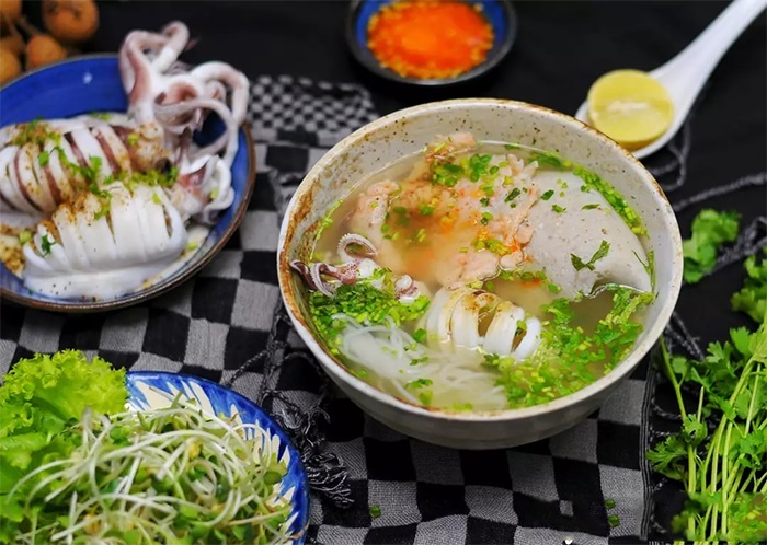 Tô bún hải sản Phú Quốc với nước dùng trong và topping tươi.
