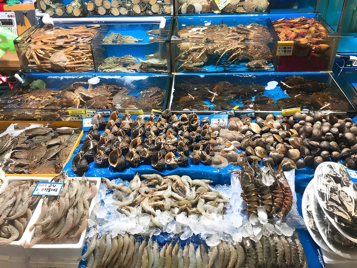 Nồi nước dùng bún Phú Quốc thanh ngọt nấu từ hải sản tươi sống.