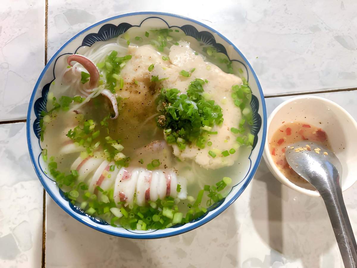 Du khách thưởng thức tô bún Phú Quốc nóng hổi tại quán địa phương