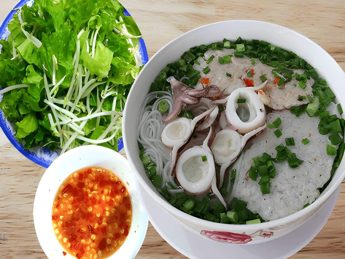 Tô bún Phú Quốc với chả cá, tôm và mực tươi.