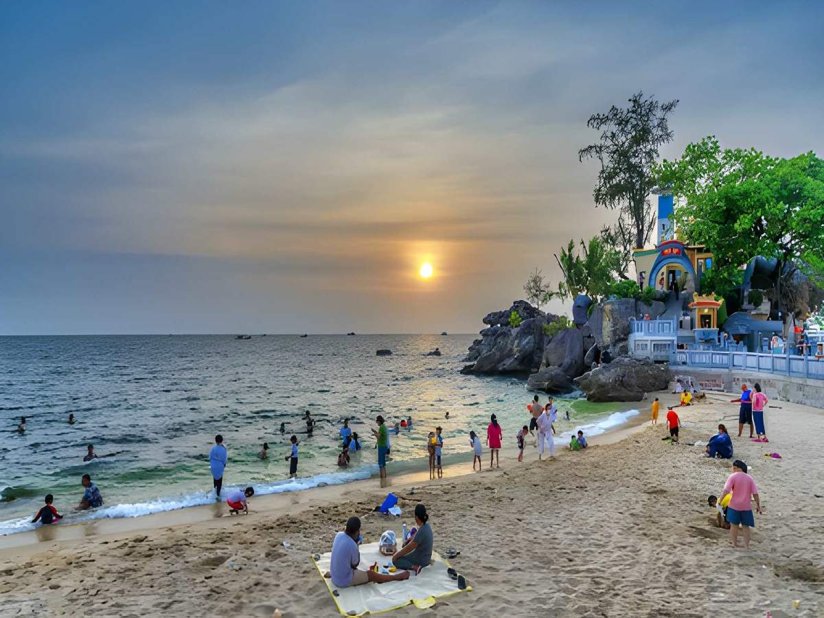 Dinh Cậu cổ kính uy nghiêm tọa lạc trên ghềnh đá bên bờ biển nhộn nhịp