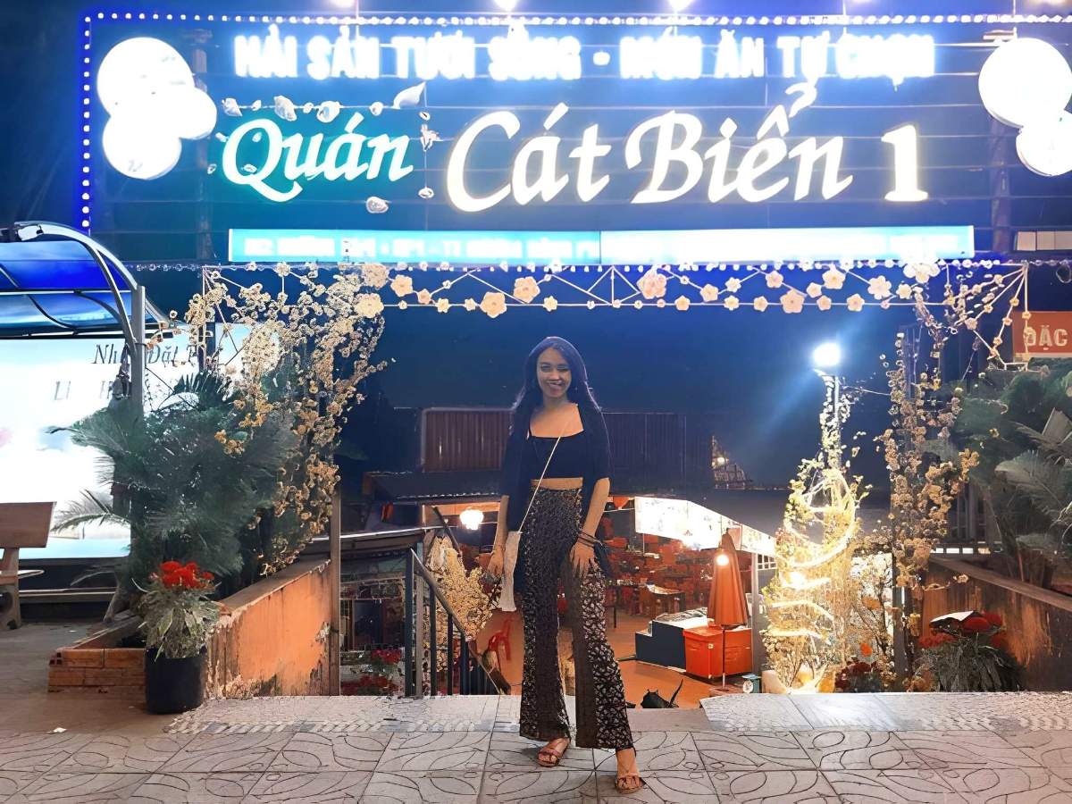Món tiết canh cua với gạch cua nhiều tại quán Cát Biển.