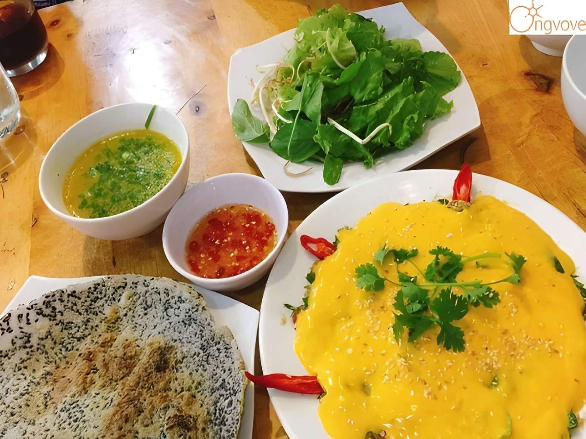 Tiết canh cua ăn kèm rau răm, đậu phộng và muối tiêu chanh.