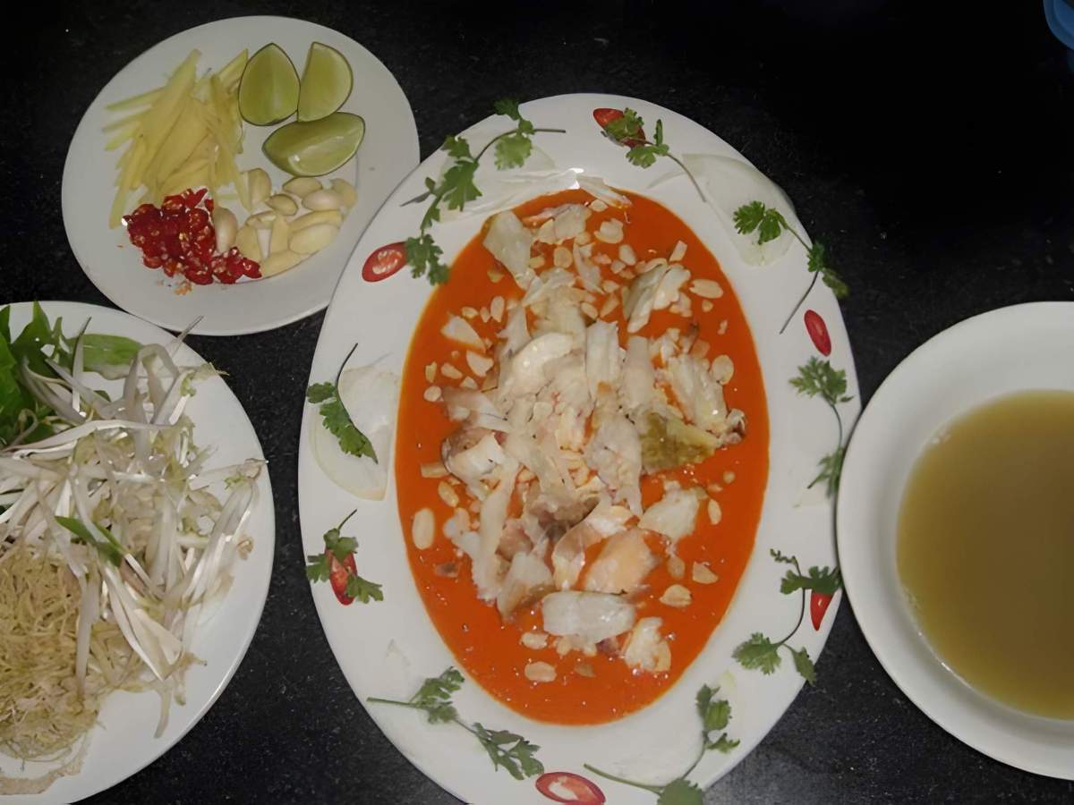 Món tiết canh cua chế biến từ cua tươi trong làng chài Phú Quốc.