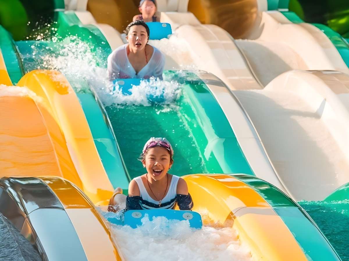 Máng trượt nước và khu vui chơi Aquatopia Hòn Thơm Phú Quốc.