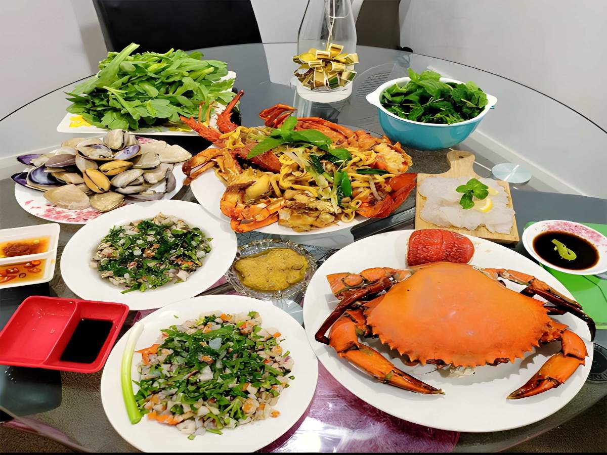 Đĩa tiết canh cua với màu đỏ gạch và thịt cua tươi.