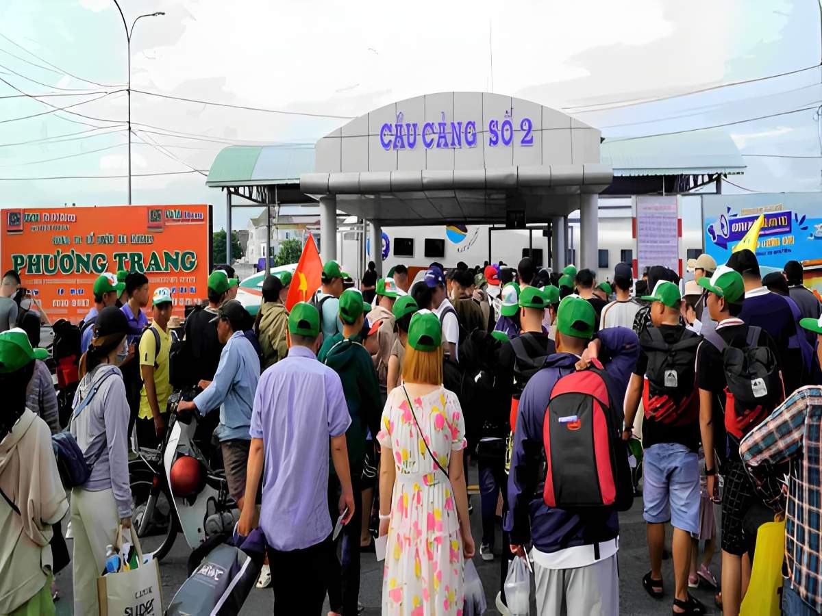 Hành khách xếp hàng mua vé phà vào mùa cao điểm du lịch. 