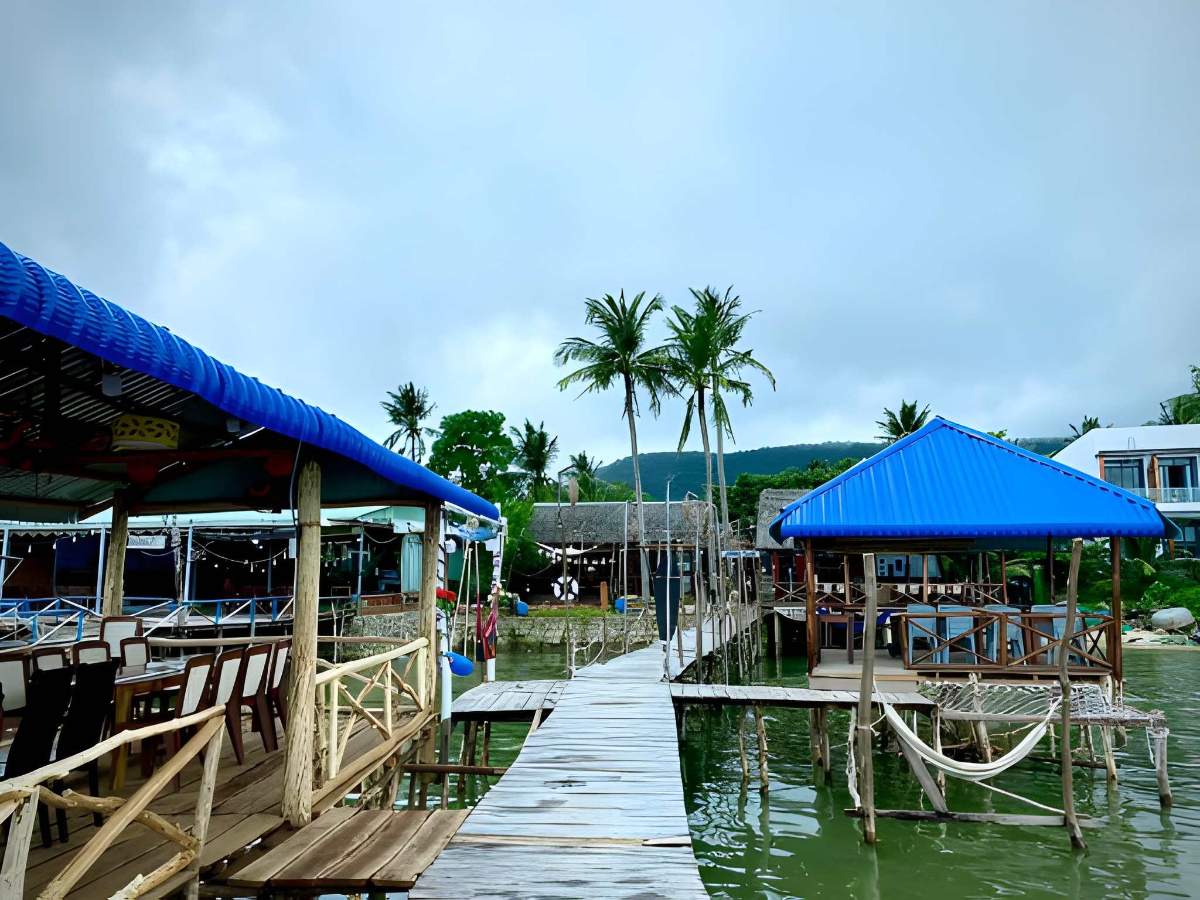 Cầu gỗ đặc trưng vươn ra biển tại làng chài Hàm Ninh Phú Quốc. (