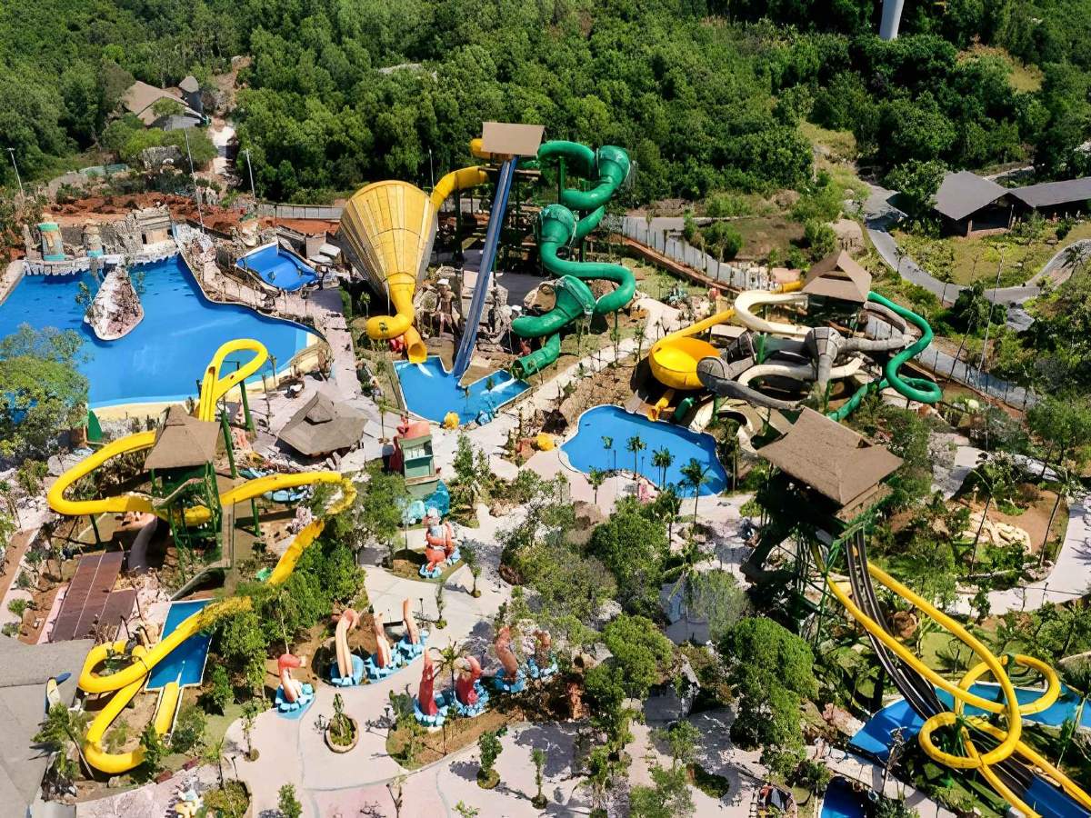 Các máng trượt nước tại Aquatopia trong khu Sun World Hon Thom