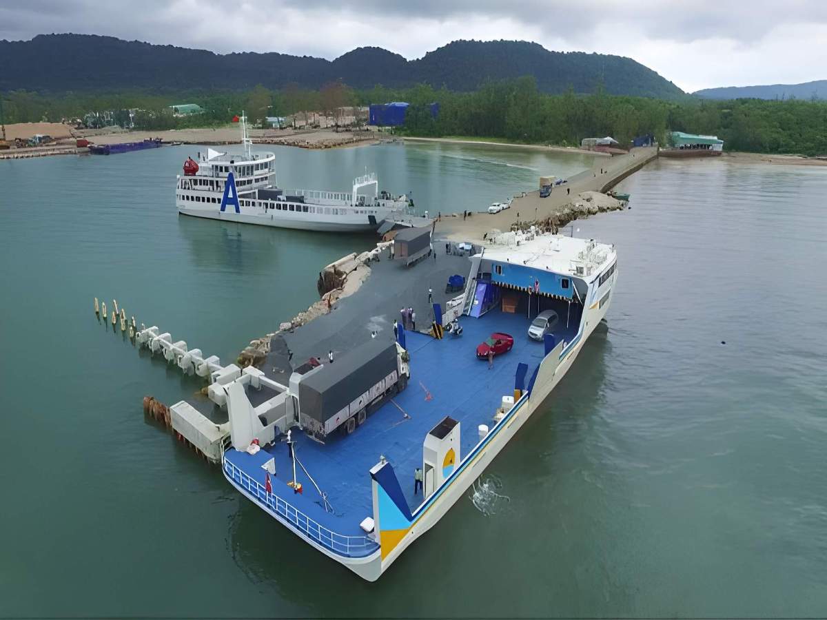Phà chở khách và xe di chuyển từ Rạch Giá ra đảo Phú Quốc.