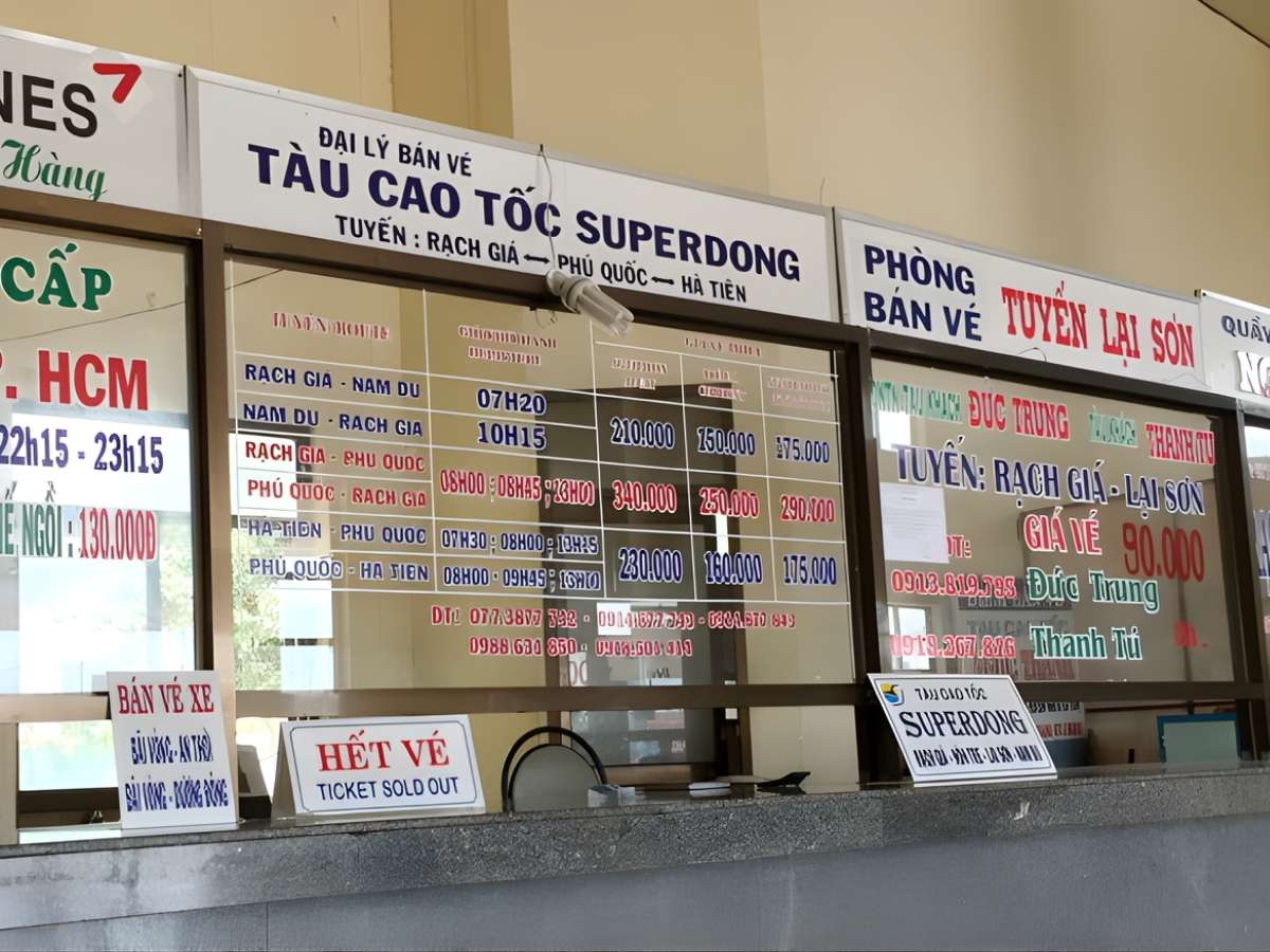 Hành khách có thể mua vé trực tiếp tại quầy vé trong khu nhà ga.