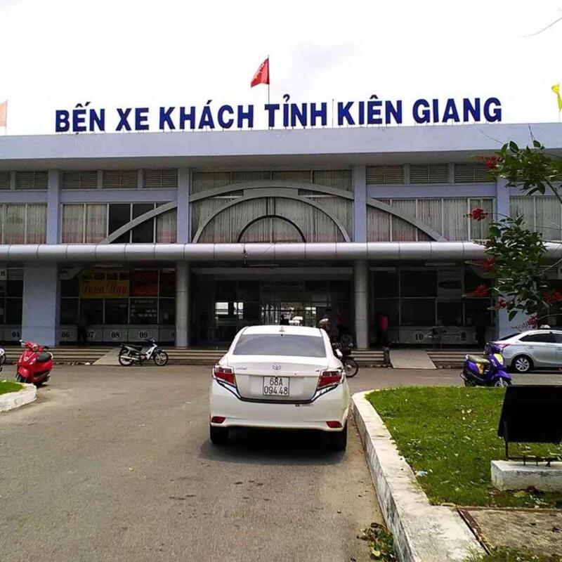 Xe khách ra vào nhộn nhịp tại bến xe Rạch Sỏi An Giang.