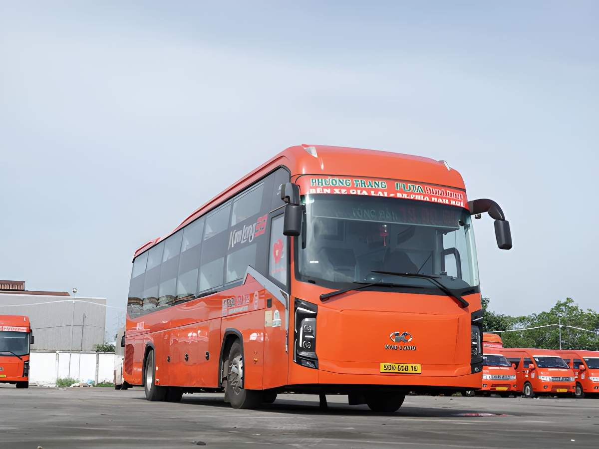 Xe giường nằm tuyến Rạch Sỏi đi TP.HCM tại bến xe.