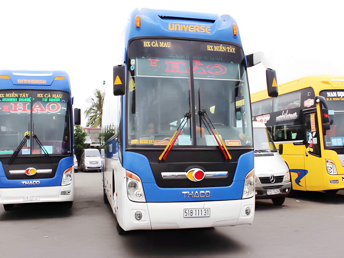 Xe khách liên tỉnh di chuyển trên quốc lộ về bến xe Rạch Sỏi.