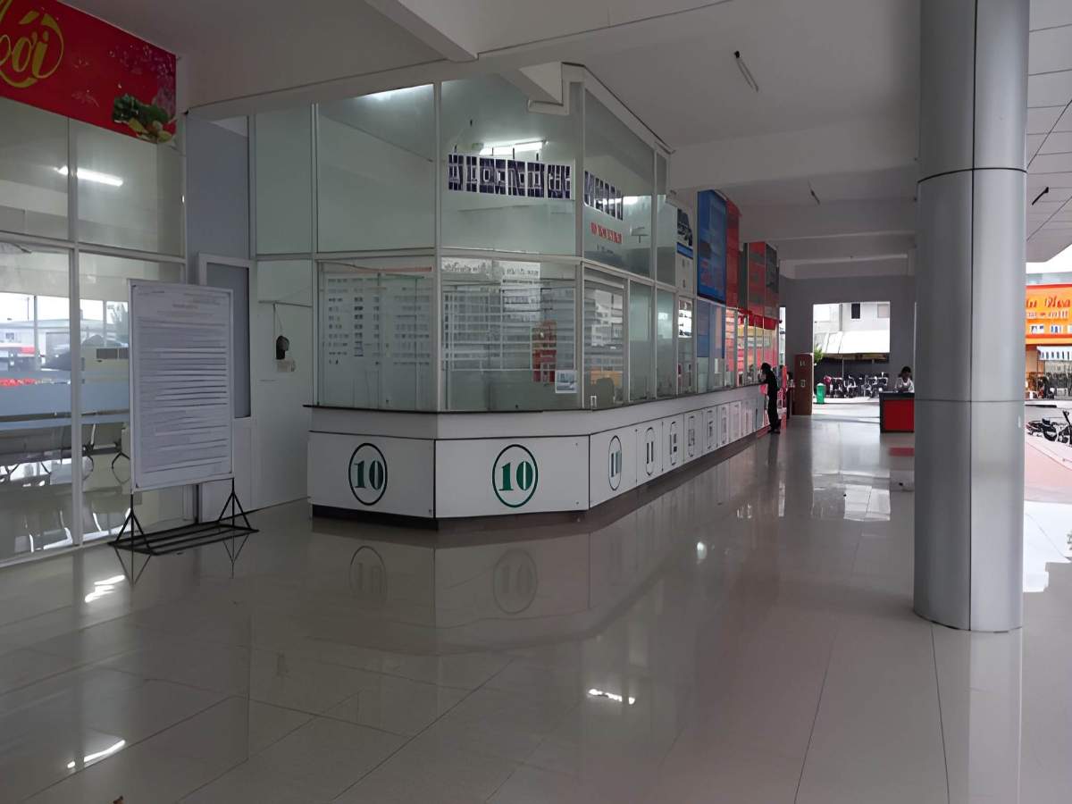 Khu nhà chờ và bãi đỗ xe tại bến xe Rạch Sỏi.