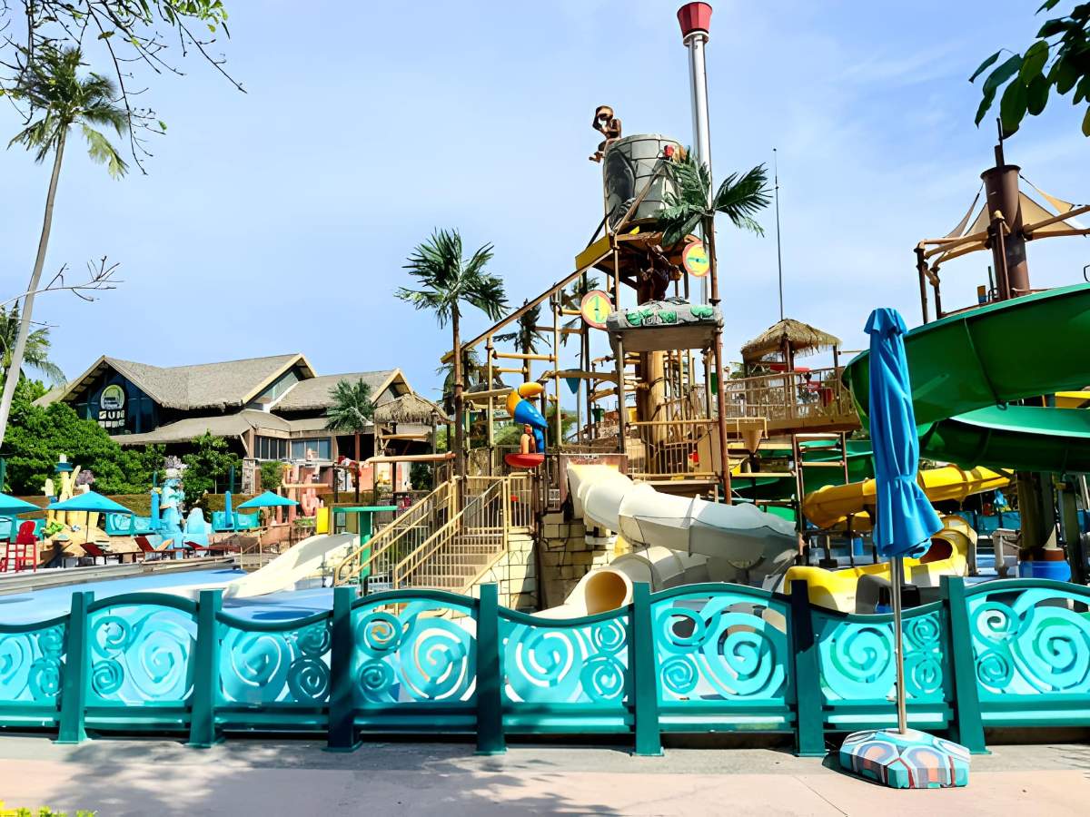 Cảnh biển Phú Quốc trong ngày mưa với mây và ánh nắng xen kẽ.