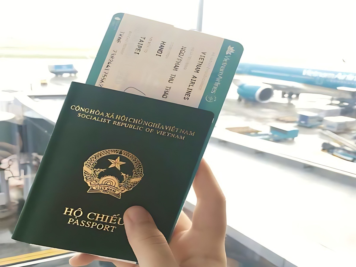 Du khách chuẩn bị hộ chiếu vé máy bay trước nhập cảnh.
