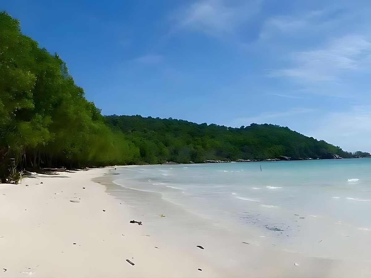 Du khách Ấn Độ tham quan biển Phú Quốc trong khí hậu nhiệt đới.