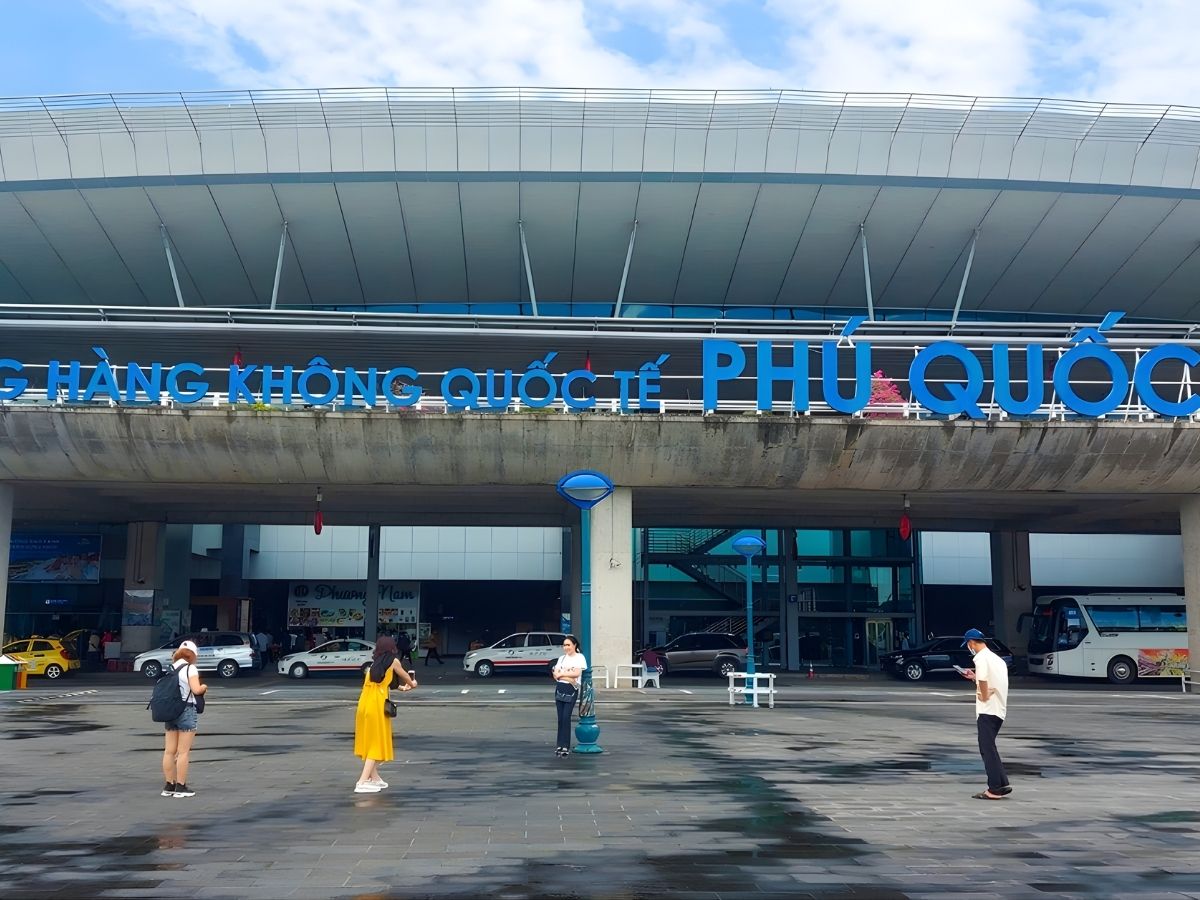 Du khách di chuyển vào bên trong sân bay Phú Quốc làm thủ tục hộ chiếu. \
