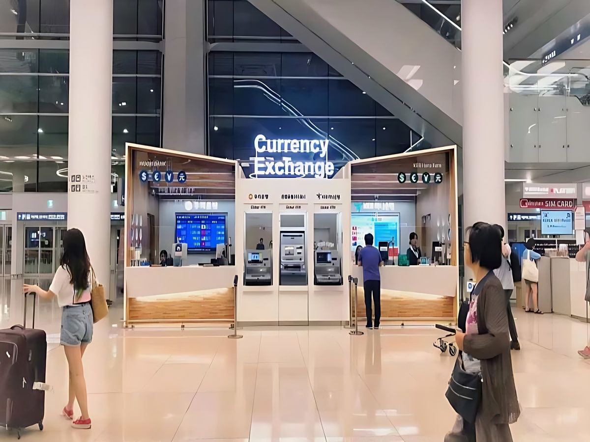 Du khách đổi tiền và mua SIM tại sân bay Phú Quốc. 