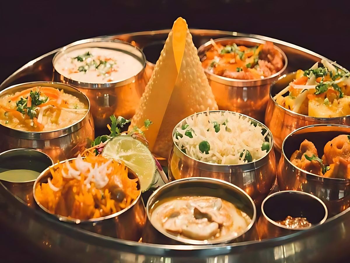 Nhà hàng Ấn Độ phục vụ cà ri, naan, tandoori đa dạng