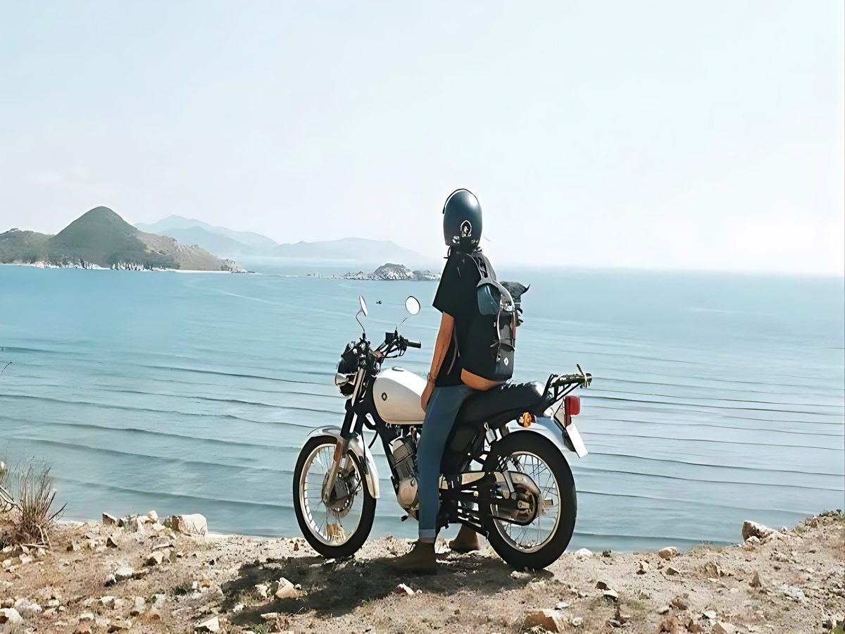 Du khách thuê xe máy khám phá Phú Quốc tiết kiệm.