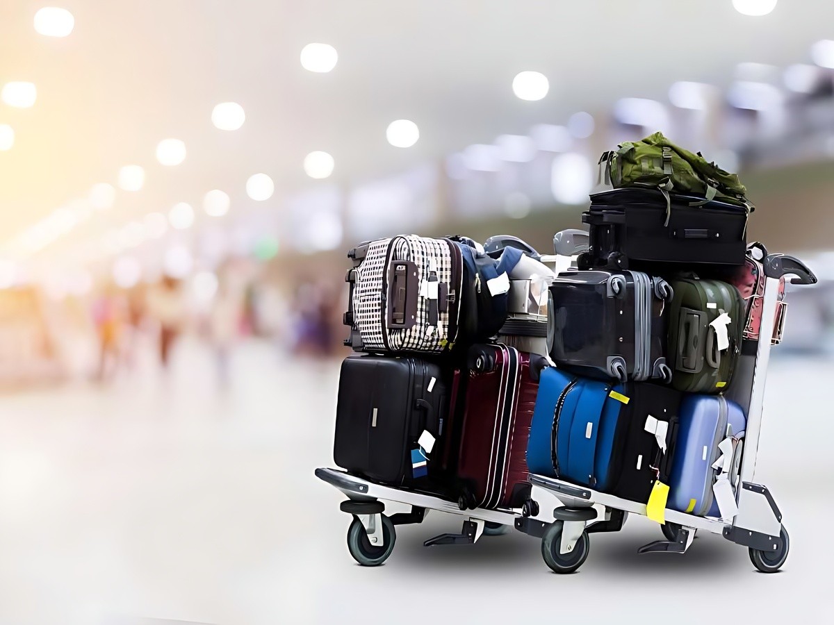 Du khách nhận hành lý, đổi tiền và mua sim tại sân bay.