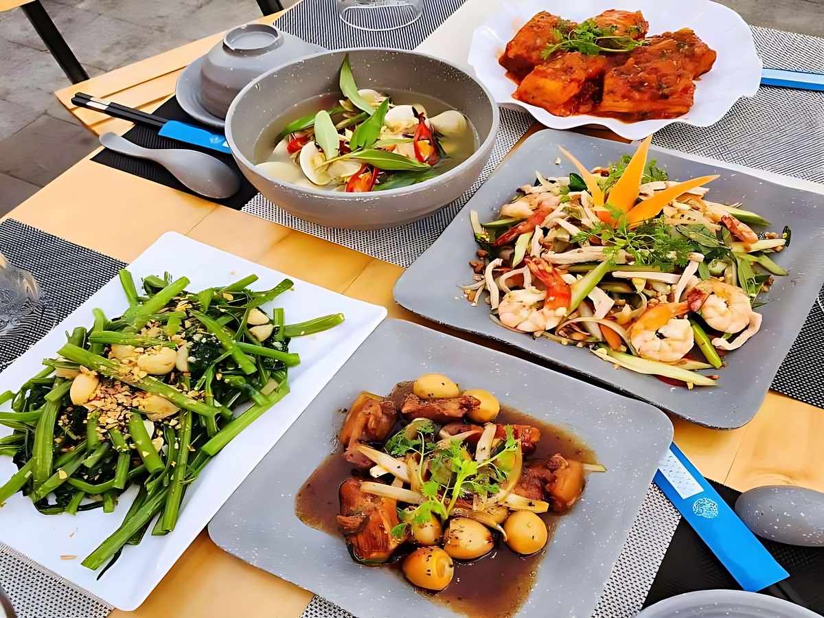 Nhà hàng Phú Quốc phục vụ ẩm thực quốc tế đa dạng, hải sản tươi. (