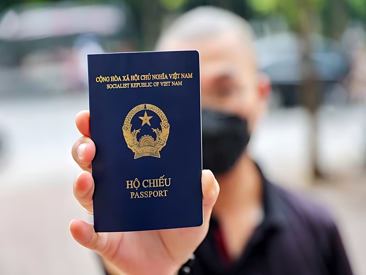 Du khách chuẩn bị hộ chiếu vé máy bay trước chuyến đi. 