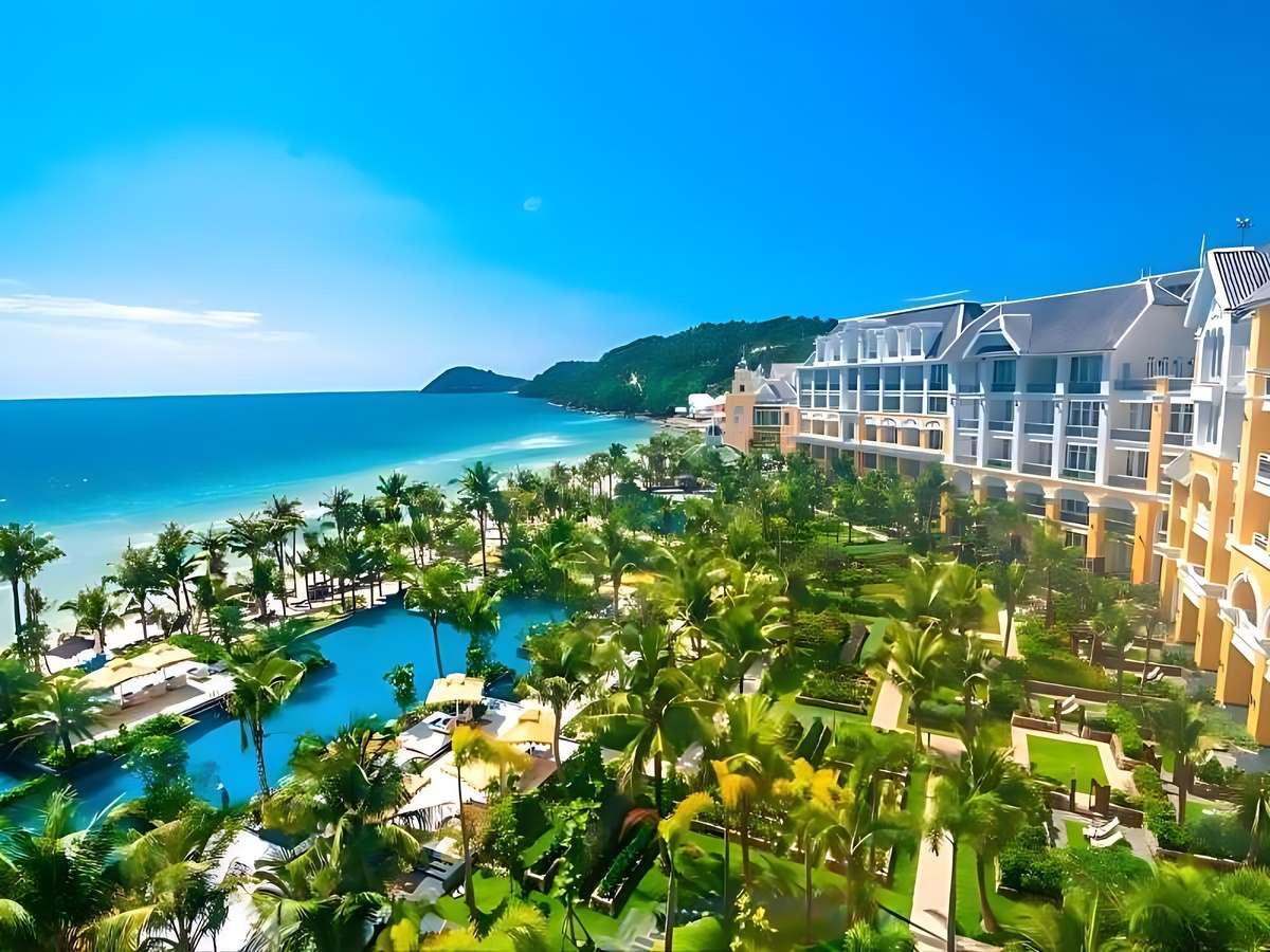 Khách sạn sở hữu hồ bơi riêng mang đến trải nghiệm xứng đáng.