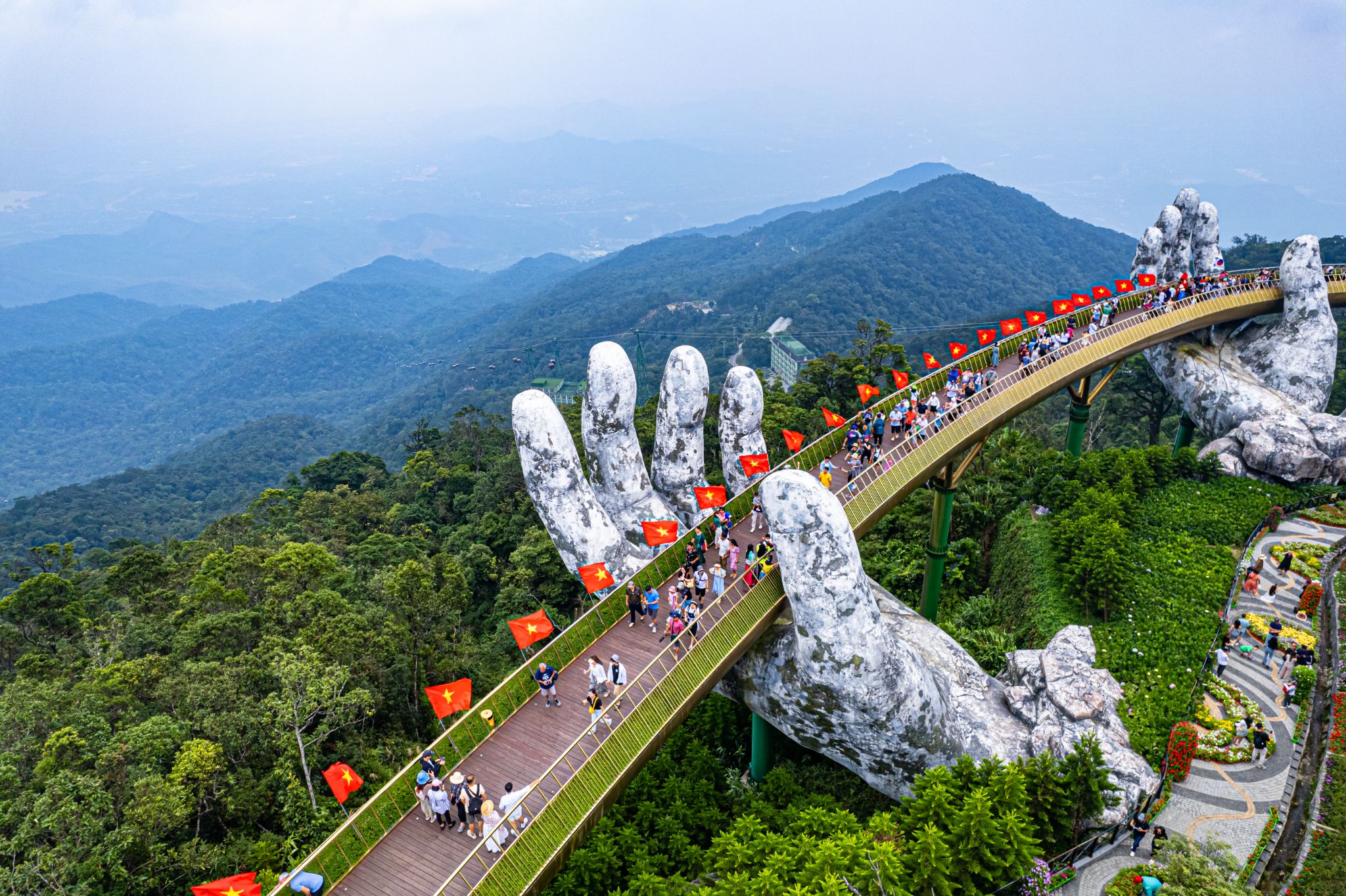Cầu Vàng, Đà Nẵng rực rỡ cờ hoa.
